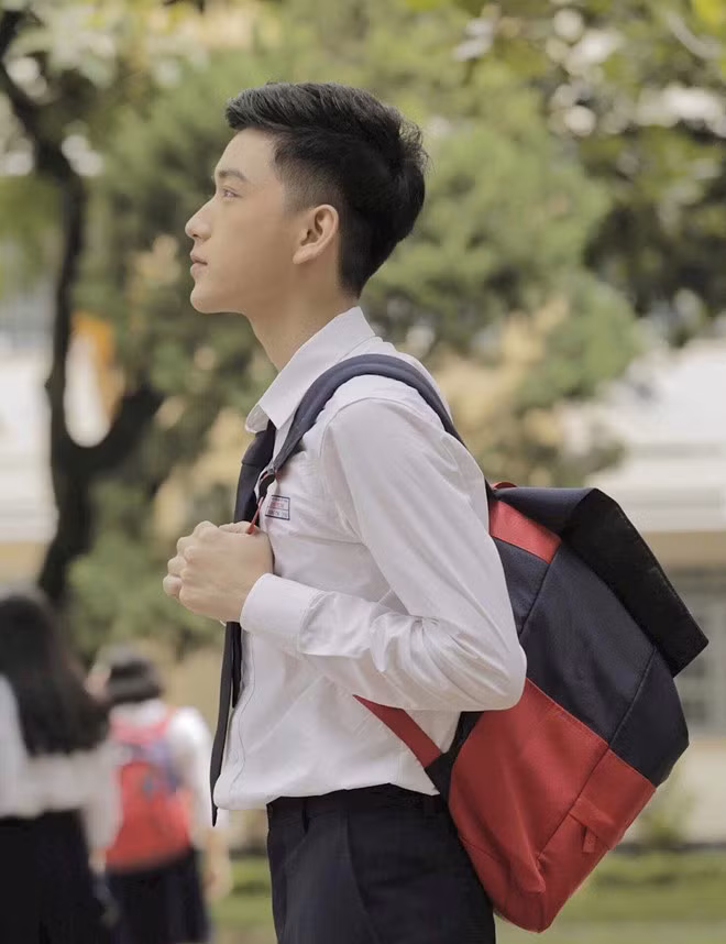 Hiện Nguyễn Tuấn Việt có gần 40.000 người theo dõi trang cá nhân. 10X ước mơ trở thành tiếp viên hàng không trong tương lai.