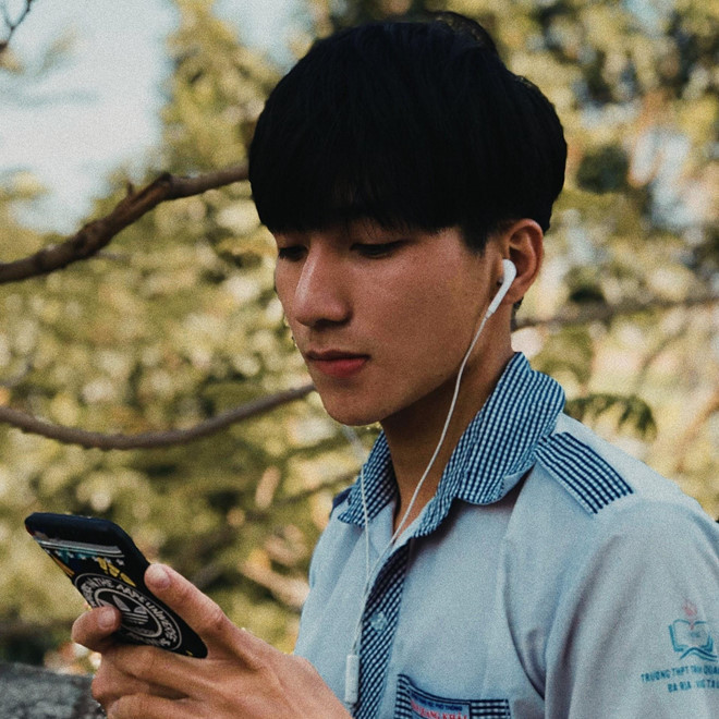 Lâm Anh Tú, học sinh trường THPT Trần Quang Khải (Bà Rịa - Vũng Tàu), gây chú ý trong cộng đồng mạng nhờ bức ảnh chụp góc nghiêng có nét giống ca sĩ Sơn Tùng M-TP. Sở hữu chiều cao 1,73 m cùng khả năng biểu lộ thần thái trước ống kính, Tú được một số người khuyên làm mẫu ảnh. 10X nói nếu có cơ hội, cậu có thể thử sức.