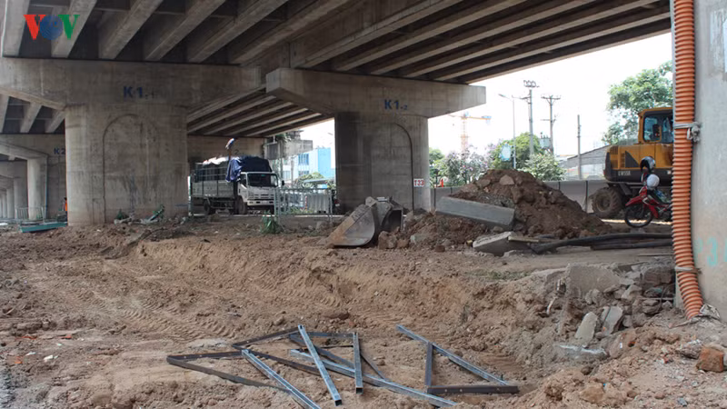 Một công nhân cho hay: "Bên trong đổ đất nên việc thi công bốc tách khá dễ dàng".