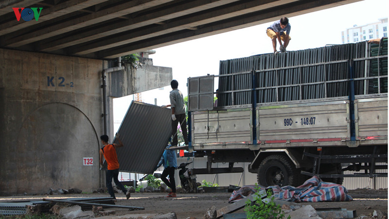 Hàng rào được thiết lập phục vụ công tác thi công.