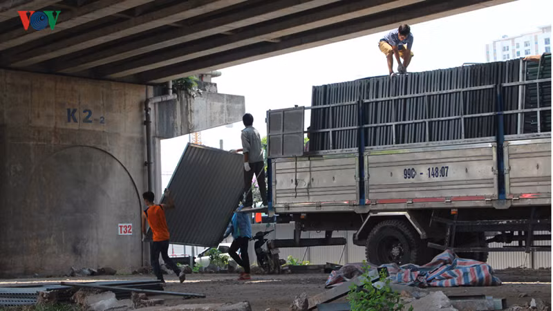 Hàng rào được thiết lập phục vụ công tác thi công.