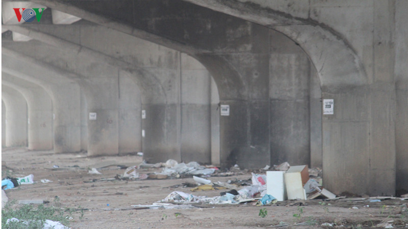 Rác, phế thải vứt bừa bãi lưu cữu dọc tuyến đường Nguyễn Xiển, Nghiêm Xuân Yêm mà không được thu dọn gây mất mỹ quan đô thị.