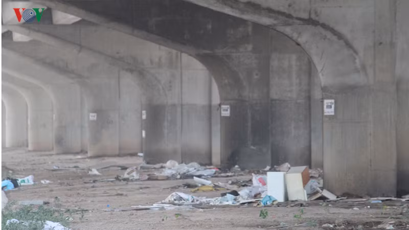 Rác, phế thải vứt bừa bãi lưu cữu dọc tuyến đường Nguyễn Xiển, Nghiêm Xuân Yêm mà không được thu dọn gây mất mỹ quan đô thị.