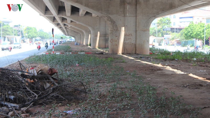 Trước đó, tháng 1/2019, Hà Nội đã thực hiện xén vỉa hè mở rộng nhiều tuyến đường Láng, Vành đai 3 qua các tuyến: Khuất Duy Tiến, Nguyễn Xiển, Nguyễn Xuân Yêm... 476 cây xanh bị di chuyển, chặt hạ.