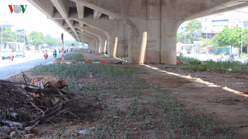 Trước đó, tháng 1/2019, Hà Nội đã thực hiện xén vỉa hè mở rộng nhiều tuyến đường Láng, Vành đai 3 qua các tuyến: Khuất Duy Tiến, Nguyễn Xiển, Nguyễn Xuân Yêm... 476 cây xanh bị di chuyển, chặt hạ.