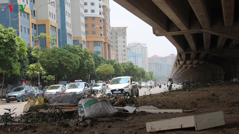 Dải phân cách bỏ hoang trơ đất.