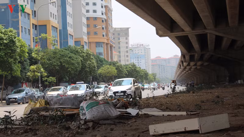 Dải phân cách bỏ hoang trơ đất.