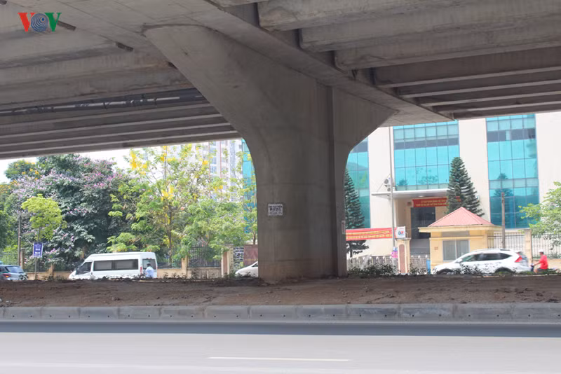 Khoảng 1.900 cây xanh thuộc phạm vi khu vực thi công chịu ảnh hưởng buộc phải di chuyển.