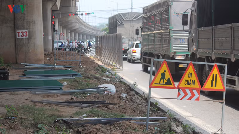 Việc cắt xén dải phân cách đường Vành đai 3 nhằm mở rộng lòng đường, giải quyết một phần tình trạng giao thông quá tải.