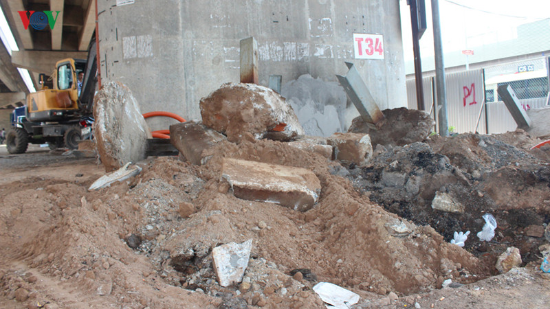 Phía trong công trường, phương tiện cơ giới phá dỡ những mảng bê tông bó vỉa dải phân cách.