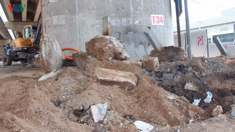 Phía trong công trường, phương tiện cơ giới phá dỡ những mảng bê tông bó vỉa dải phân cách.