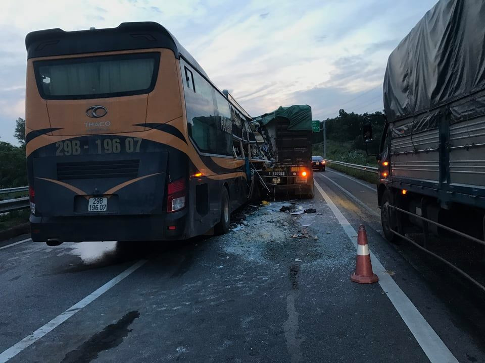 Xe khach dam duoi xe dau keo, hang chuc khach nao loan tren cao toc