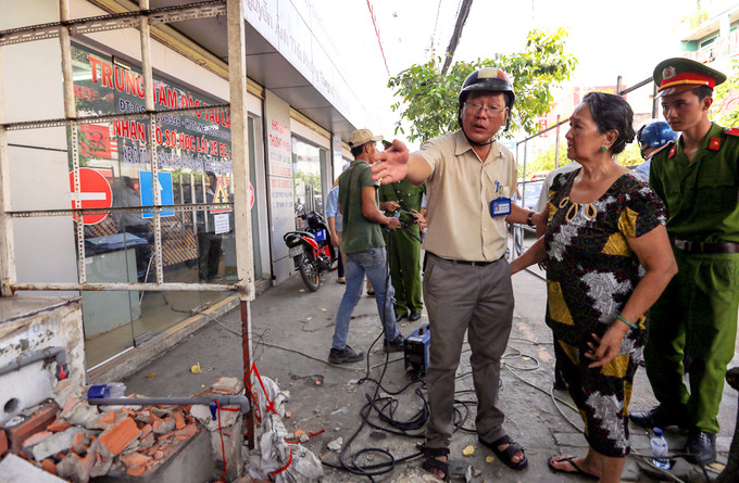 Phó chủ tịch phường Trung Mỹ Tây cùng Đội quản lý trật tự đô thị quận 12 đang ra quân kiểm tra, nhắc nhở và xử phạt các trường hợp vi phạm lấn chiếm vỉa hè trên đường Nguyễn Ảnh Thủ.