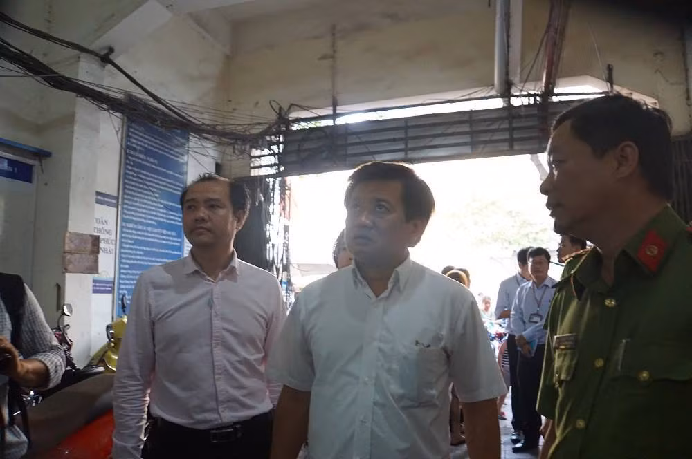 Không chỉ vỉa hè, ông Đoàn Ngọc Hải cũng chỉ đạo đảm bảo PCCC ở các chung cư cũ, quán karaoke