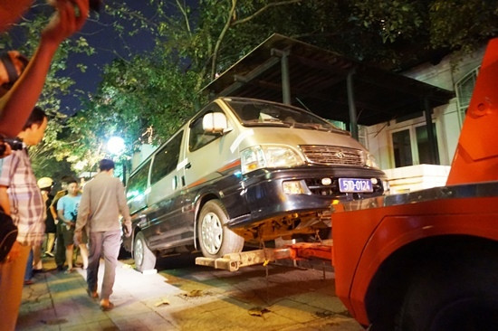 Ông Đoàn Ngọc Hải cho biết xe biển xanh hay xe biển trắng nếu vi phạm trật tự đô thị đều bị xử lý nghiêm. Không chỉ phạt lỗi dừng đậu sai quy định, những cá nhân liên quan sẽ phải đóng toàn bộ chi phí cẩu xe, kho bãi. Ảnh: Chiếc xe biển xanh bị cẩu đi trên đường Nam Kỳ Khởi Nghĩa.