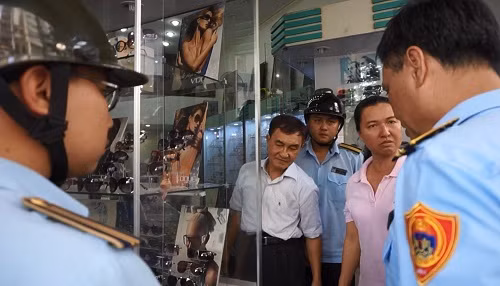 Một hộ kinh doanh mắt kính bày tủ hàng tràn ra vỉa hè đoạn gần chợ Bến Thành đang tỏ ra bức xúc khi bị lực lượng chức năng xử lý. Ông Hải từng đặt nghi vấn về vấn đề này: "Có cán bộ nào chống lưng hay sao mà cứ ngang nhiên chiếm vỉa hè".