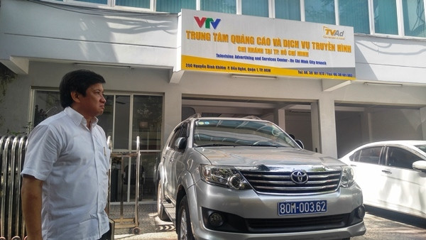 Phó Chủ tịch UBND quận 1 yêu cầu lập biên bản chiếc xe biển xe đậu chiếm vỉa hè. Không lâu sau đó, chiếc xe này bị cẩu đi. Trước đây, vị lãnh đạo từng nêu rõ: "Dọn dẹp vỉa hè là không có vùng cấm. Lấn một tấc cũng đập".