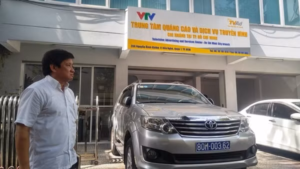 Phó Chủ tịch UBND quận 1 yêu cầu lập biên bản chiếc xe biển xe đậu chiếm vỉa hè. Không lâu sau đó, chiếc xe này bị cẩu đi. Trước đây, vị lãnh đạo từng nêu rõ: "Dọn dẹp vỉa hè là không có vùng cấm. Lấn một tấc cũng đập".