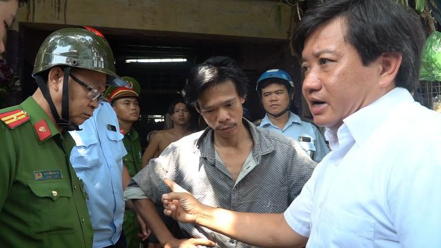 Ông Đoàn Ngọc Hải yêu cầu lãnh đạo 10 phường và các lực lượng chức năng của quận 1 xử lý tình trạng người dân thả rông chó, gây ô nhiễm môi trường, mất mỹ quan đô thị và ảnh hưởng an toàn giao thông trên địa bàn. Ảnh: Chủ chó trên đường Mai Thị Lựu bị xử lý sau khi mẹ con người này liên tục chửi bới, thóa mạ ông Hải.