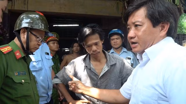 Ông Đoàn Ngọc Hải yêu cầu lãnh đạo 10 phường và các lực lượng chức năng của quận 1 xử lý tình trạng người dân thả rông chó, gây ô nhiễm môi trường, mất mỹ quan đô thị và ảnh hưởng an toàn giao thông trên địa bàn. Ảnh: Chủ chó trên đường Mai Thị Lựu bị xử lý sau khi mẹ con người này liên tục chửi bới, thóa mạ ông Hải.