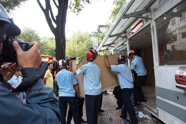 Ông Hải cho xử lý trụ sở khu phố 6 (phường Bến Thành) khi thấy công trình chiếm dụng vỉa hè.
