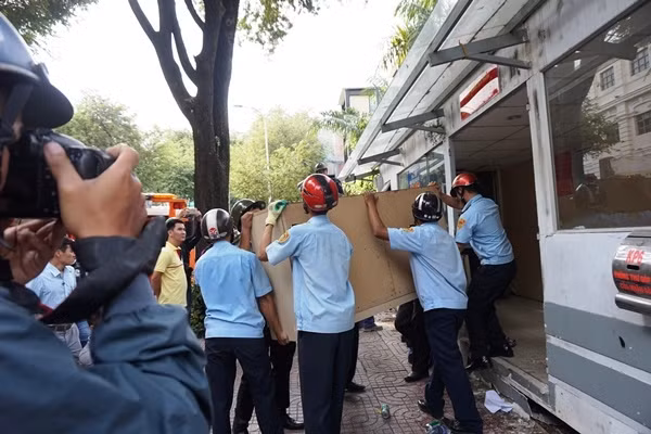Ông Hải cho xử lý trụ sở khu phố 6 (phường Bến Thành) khi thấy công trình chiếm dụng vỉa hè.