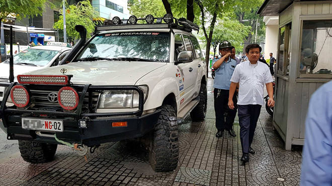 Một chiếc xe biển ngoại giao bị nhắc nhở do đỗ sai chỗ.