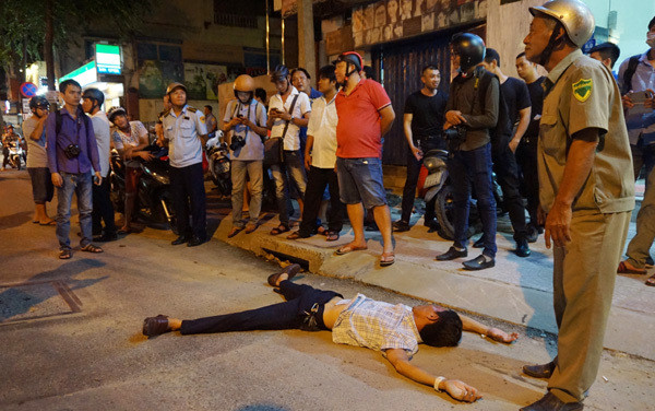 Một tài xế say rượu nằm vạ khi bị xử lý về việc đỗ xe trái phép.