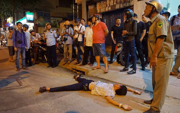 Một tài xế say rượu nằm vạ khi bị xử lý về việc đỗ xe trái phép.