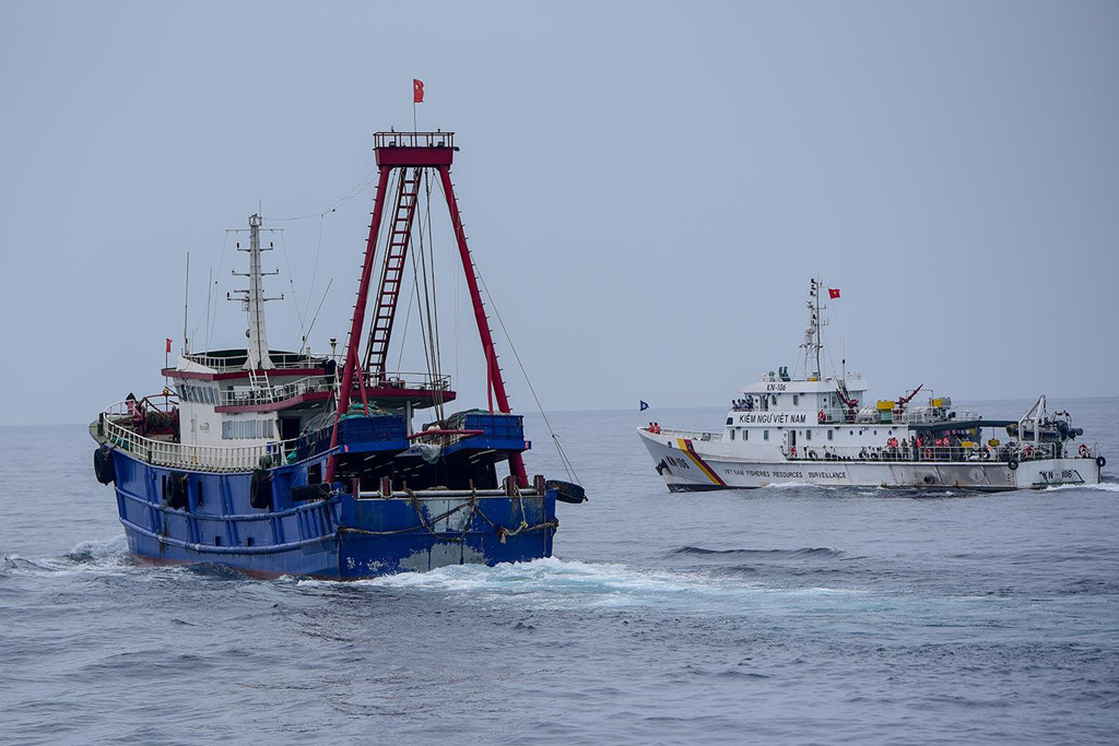 Cuộc đuổi tàu cá Trung Quốc hoạt động trái phép trong khu vực Vịnh Bắc Bộ của tàu Kiểm ngư Việt Nam ngày 7/4/2019. Ảnh: Đinh Đức Tùng.
