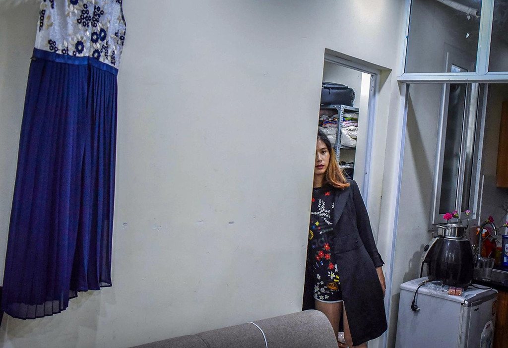 Lê Quốc Phong (31 tuổi) trong căn phòng trọ của mình ở Hà Nội. Năm 2012, Phong đã quyết định phẫu thuật để chuyển giới tính từ nam sang nữ. Dù phải đánh đổi hàng chục năm tuổi thọ cùng vô vàn bất tiện trong sinh hoạt nhưng đó là quyết định mà cô không bao giờ hối hận bởi giờ đây Phong được thoải mái sống thực với giới tính của mình. Ảnh: Việt Linh.