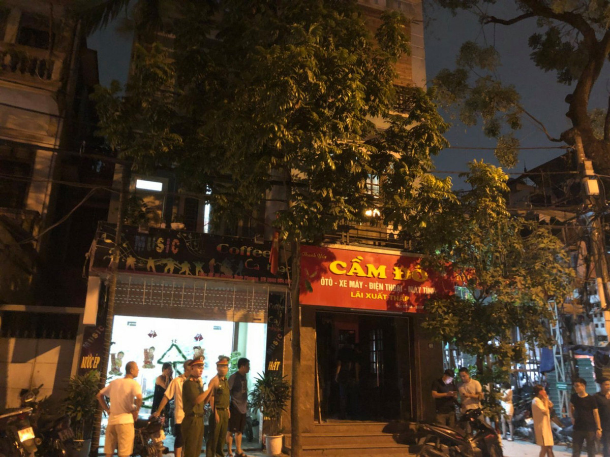 Nam thanh nien dam chu tiem cam do roi len tang 2 co thu