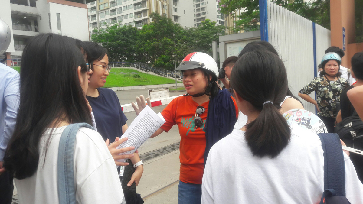 Các phụ huynh trao đổi với nhau về đề thi và cách giải của các thí sinh.