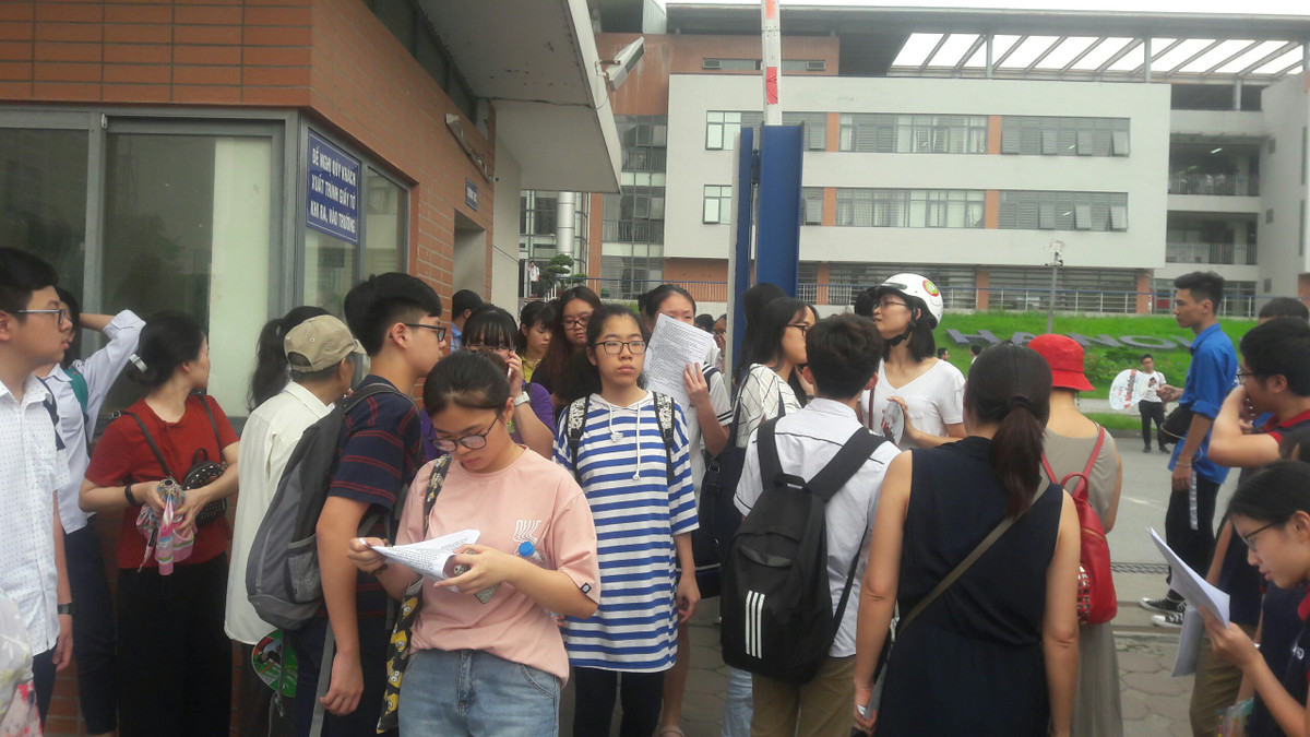 Với đề thi môn ngoại ngữ, lịch sử năm nay, các thí sinh điều cho rằng đề thi đều nằm trong chương trình lớp 9 và đã được ôn luyện rất kỹ, dễ đạt điểm cao.