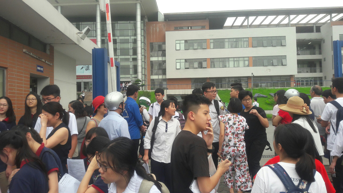 Thí sinh Nguyễn Tuyết Thi (học sinh trường Đại Cường) chia sẻ: "Bài thi khá dễ nên em làm bài xong trước thời gian, môn ngoại ngữ khả năng được 10 điểm".