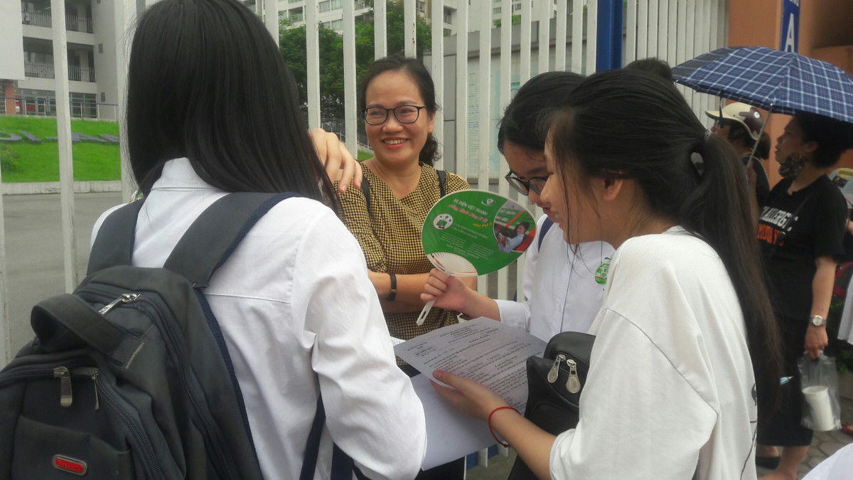 Thí sinh chia sẻ niềm vui sau khi hoàn thành tốt bài thi 2 môn cuối trong kỳ thi tuyển sinh vào lớp 10 công lập.