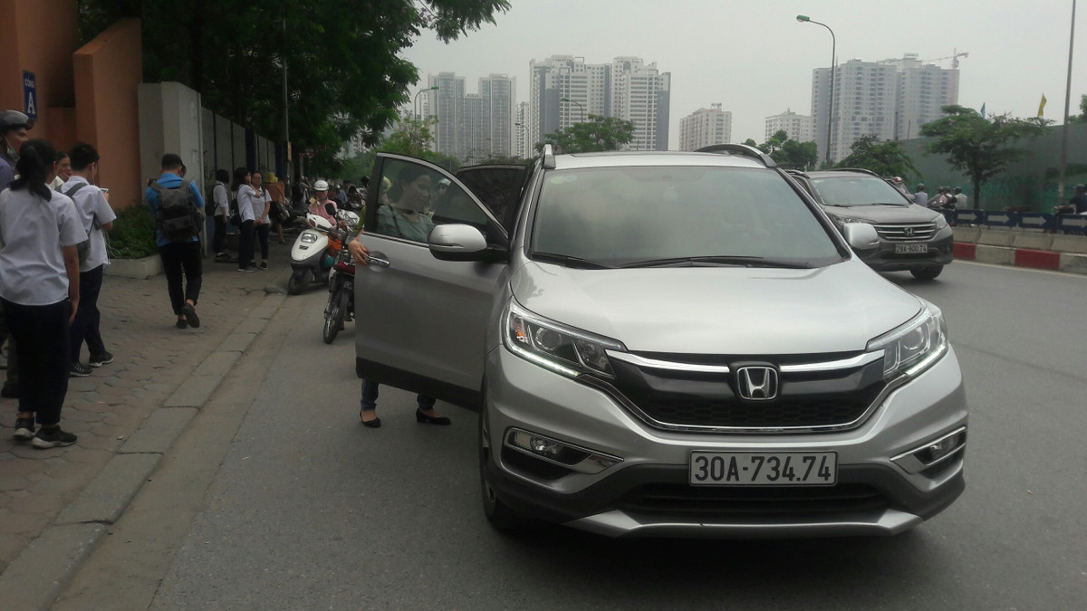 Các thí sinh hớn hở lên xe về nhà.