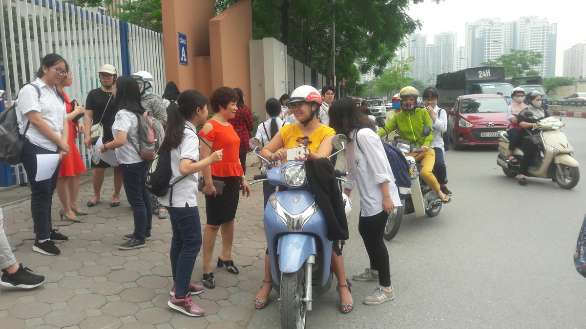 Nụ cười nhẹ nhõm của cả những vị phụ huynh khi nhìn thấy các sĩ tử bước ra khỏi phòng thi.