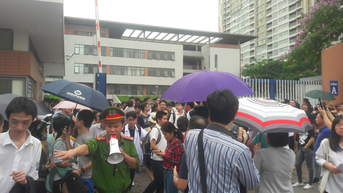 Lực lượng chức năng căng sức phân làn giao thông trong 2 ngày thi.