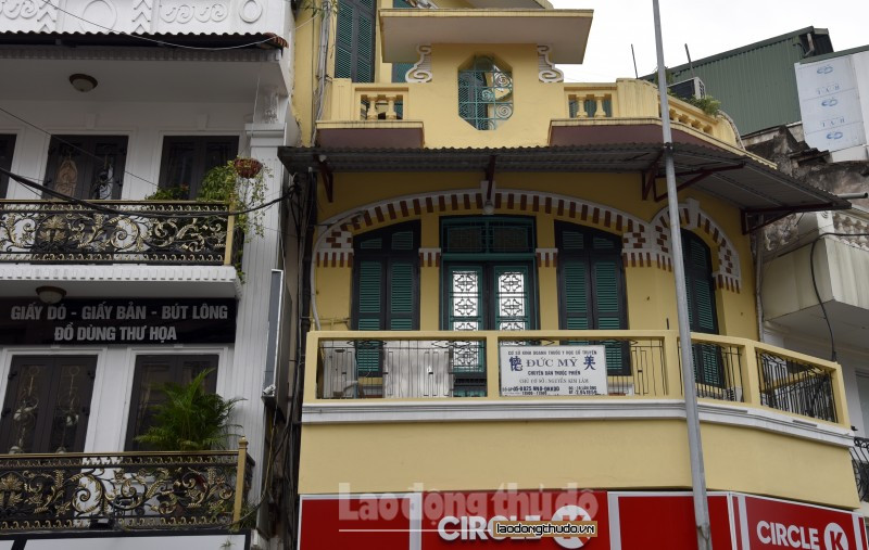 Màu tường chủ yếu được sử dụng màu vàng với những sắc độ khác nhau. Những ngôi nhà có giá trị kiến trúc sẽ được phục chế những phần kiến trúc đã hỏng hóc.