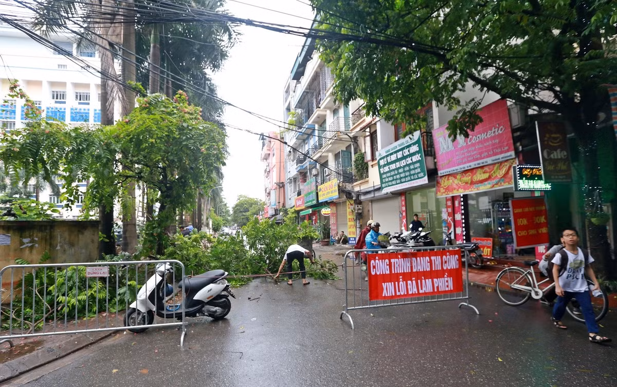 Ghi nhận trên phố Mai Dịch, thuộc phường Mai Dịch, quận Cầu Giấy (Hà Nội), lực lượng chức năng tiến hành phá dỡ bức tường có nguy cơ đổ sập và đang phải "chống nạng".
