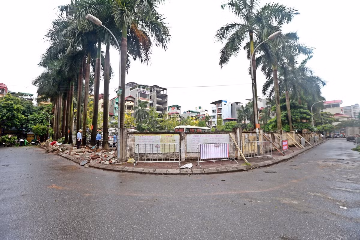 Một đoạn tường nằm trên phố Mai Dịch đã được phá dỡ trong sáng nay.