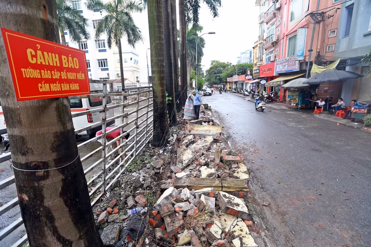 Sau khi nhiều cơ quan báo chí phản ánh về tình trạng những bức tường bao phải "chống nạng" gỗ, và có nguy cơ đổ sập bất cứ lúc nào...