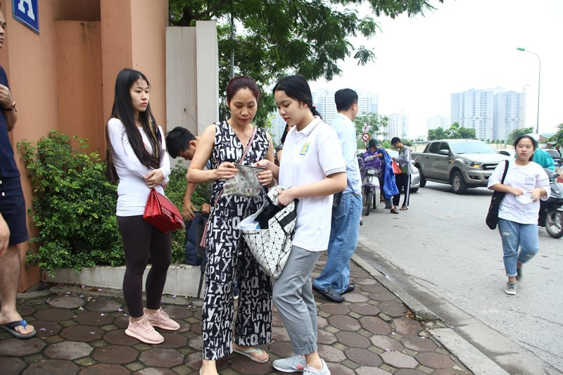 Phụ huynh dặn dò con em trước khi bước vào kỳ thi vào 10.