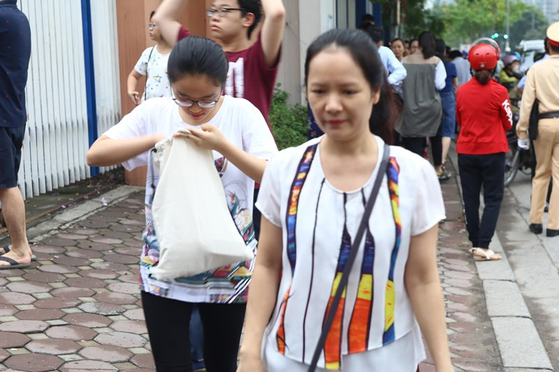 Do năm nay là năm đầu tiên các trường công lập tại Hà Nội chỉ sử dụng kết quả thi để xét tuyển vào lớp 10. Vì vậy, các thí sinh phải thi bốn môn gồm Toán, Ngữ văn, Tiếng Anh và Lịch sử.