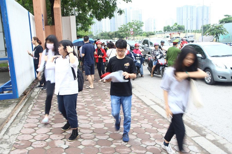 Nhiều thí sinh được phụ huynh đưa tới tận cổng trường.