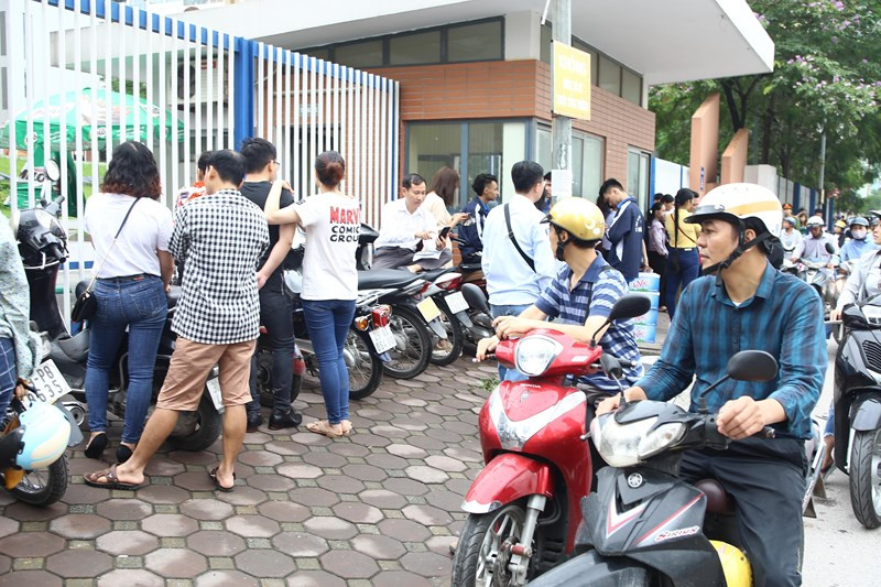 Theo lịch thi, 8h sáng 2/6, các TS sẽ bắt đầu làm bài thi môn ngữ văn, với thời gian 120 phút. 14h30 chiều, các TS thi môn toán trong thời gian 120 phút. Từ 8 – 10h30 sáng 3/6, các TS thi 2 môn ngoại ngữ và lịch sử. Chiều cùng ngày, các TS thi vào các trường chuyên sẽ dự thi các môn chuyên.