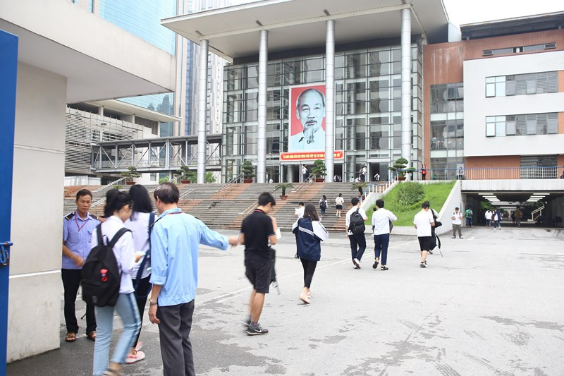 Mặc dù 8h mới là giờ chính thức bắt đầu làm bài, nhưng lúc 6h30 sáng, các thí sinh đã bắt đầu vào điểm thi.