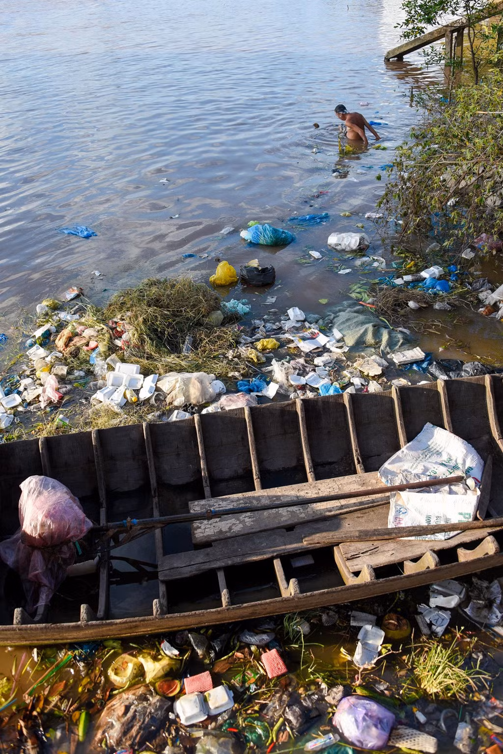 Nhiếp ảnh gia Nguyễn Việt Hùng và hành trình gần 7.000 km đi khắp bờ biển Việt Nam chụp ảnh rác thải.