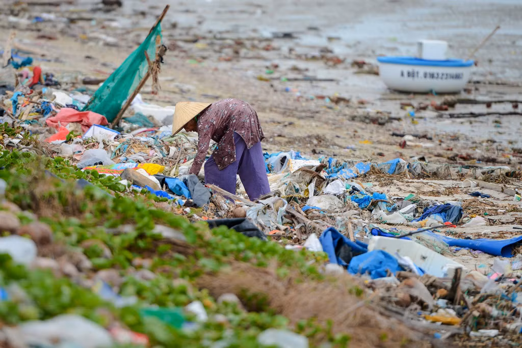 Tác phẩm Tắm cùng rác ở Sóc Trăng. Trong tháng 12/2018, anh đi tiếp từ Hà Nội xuống Nam Định và dọc biển của 3 tỉnh thành còn lại là Thái Bình, Hải Phòng (qua đảo Cát Bà) và Quảng Ninh tới mũi Sa Vỹ - địa đầu Tổ quốc để hoàn thành bộ ảnh kêu cứu vì rác.